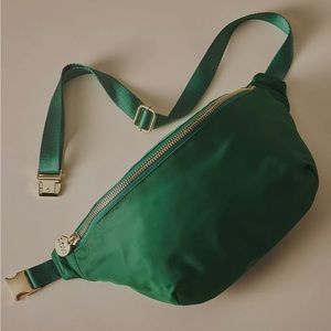 Green jumbo Stoney clover Fanny pack NWT